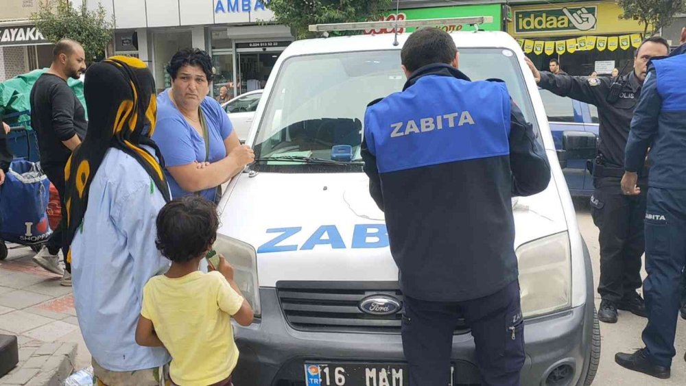 Dilenci zabıtaya bıçak çekti