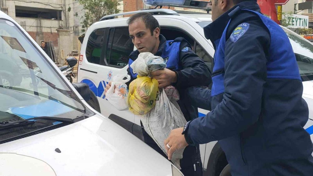 Dilenci zabıtaya bıçak çekti