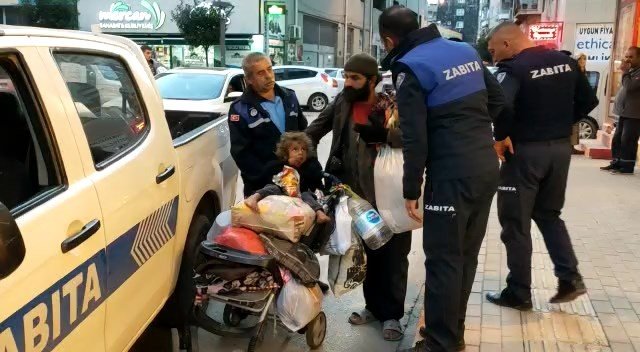 Dilenci zabıtaya bıçak çekti