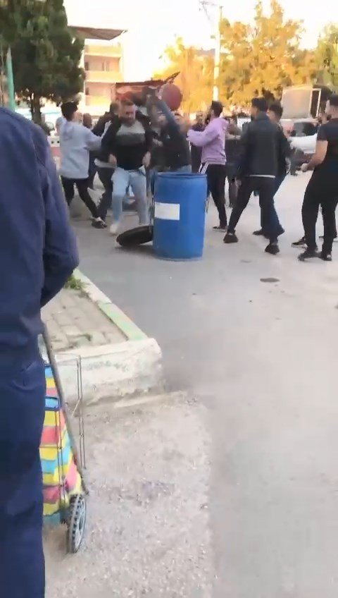 Pazar esnafı birbirine girdi, ortalık savaş alanına döndü