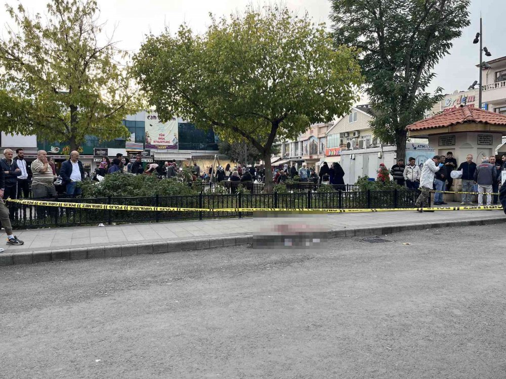 Şehrin göbeğinde baba ve oğlu bıçaklandı