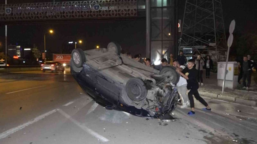Takla atan otomobilde burnu bile kanamazken, 2 çocuğu ve eşi yaralandı