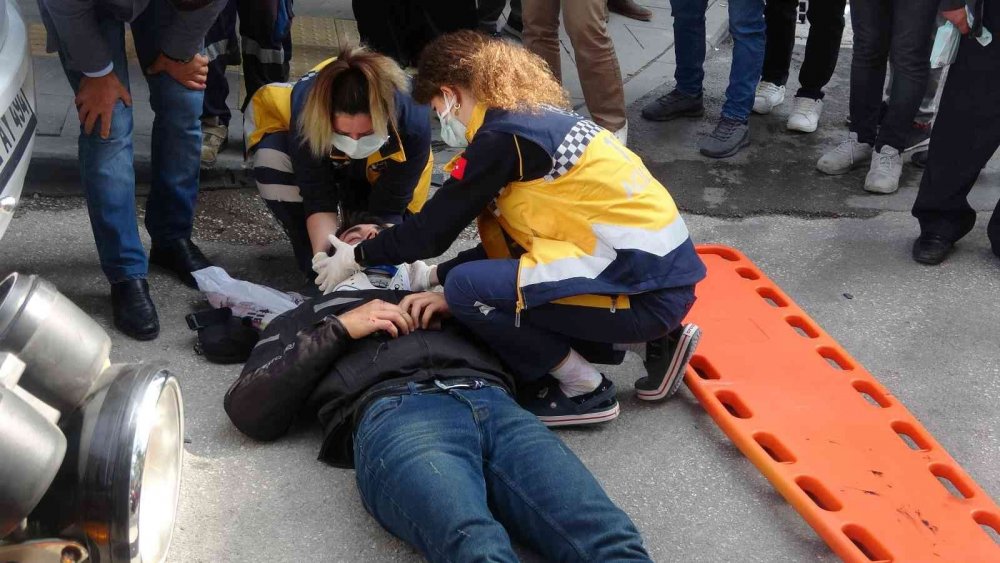 Motosiklet ile otomobil çarpıştı