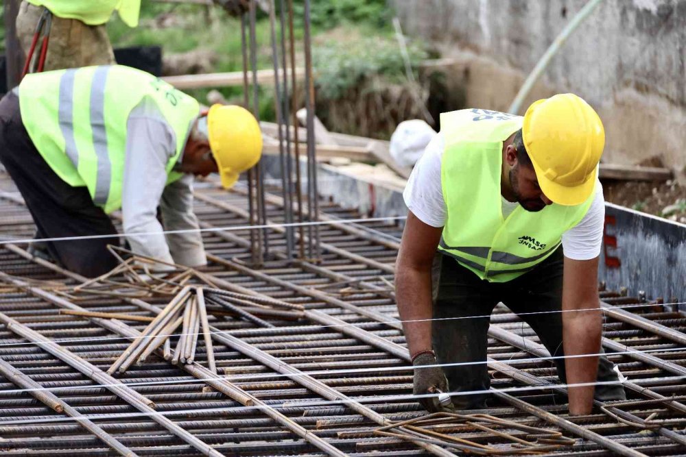Vali Kızılkaya yapımına başlanan 2 okulda incelemelerde bulundu