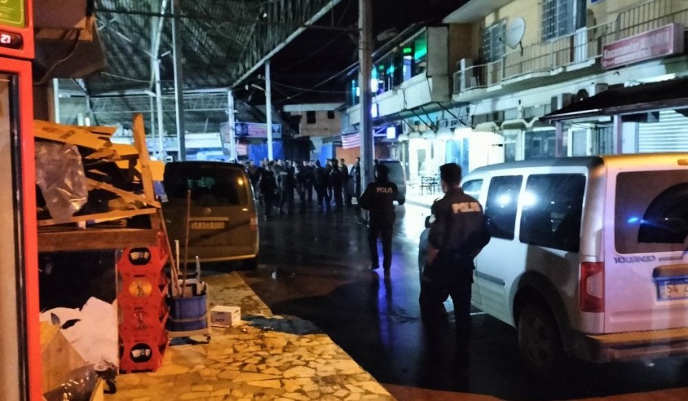 Olay çıkarınca kovulan grup restorana ateş açtı