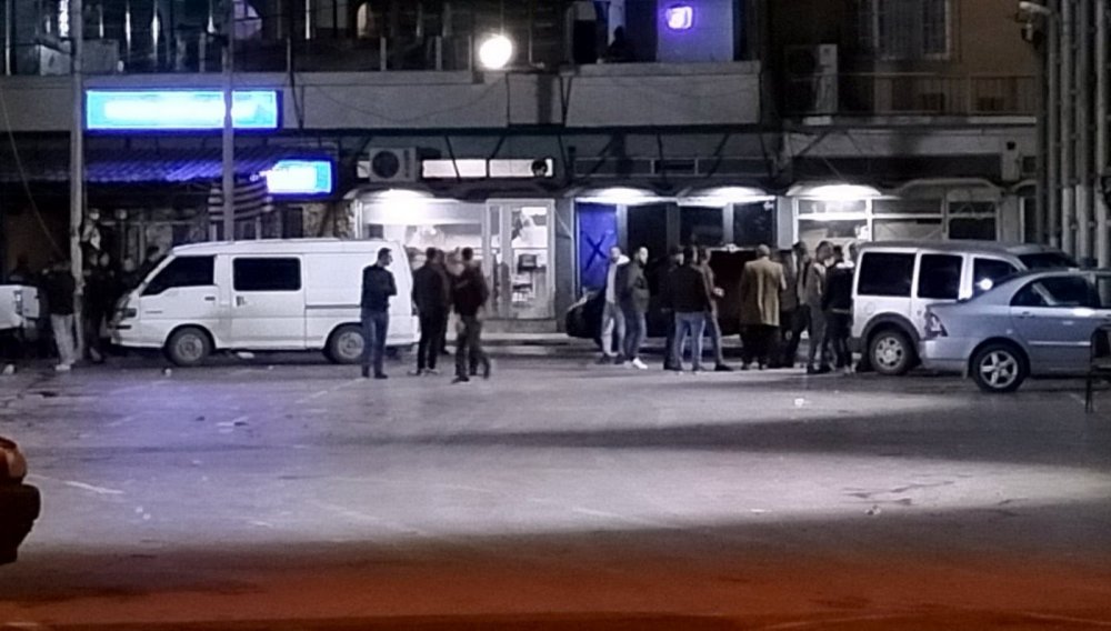 Olay çıkarınca kovulan grup restorana ateş açtı