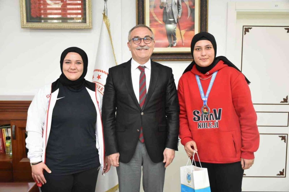 Milli Eğitim Müdürü Akyol, şampiyonu makamında ağırladı