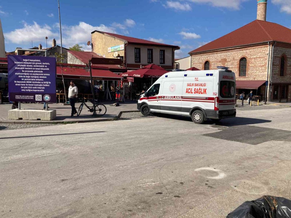 Dubaları aşamayan ambulans kaldırımı kullandı