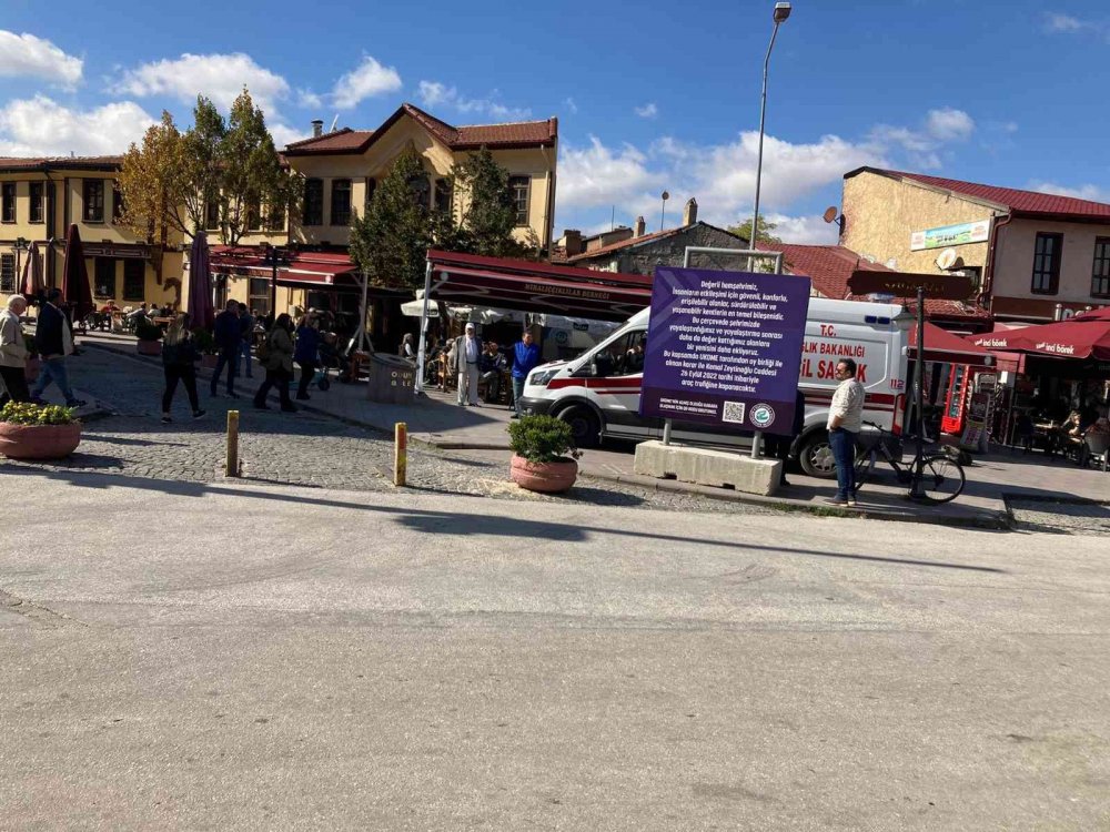 Dubaları aşamayan ambulans kaldırımı kullandı