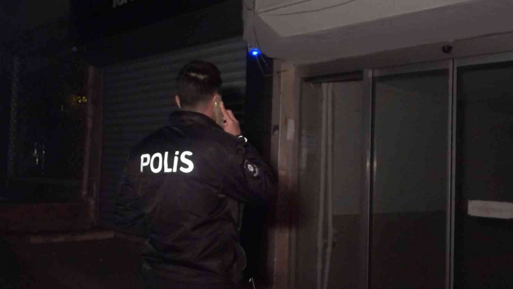 İş yerinde uyuyakalınca polis ve itfaiye ekiplerini ayağa kaldırdı