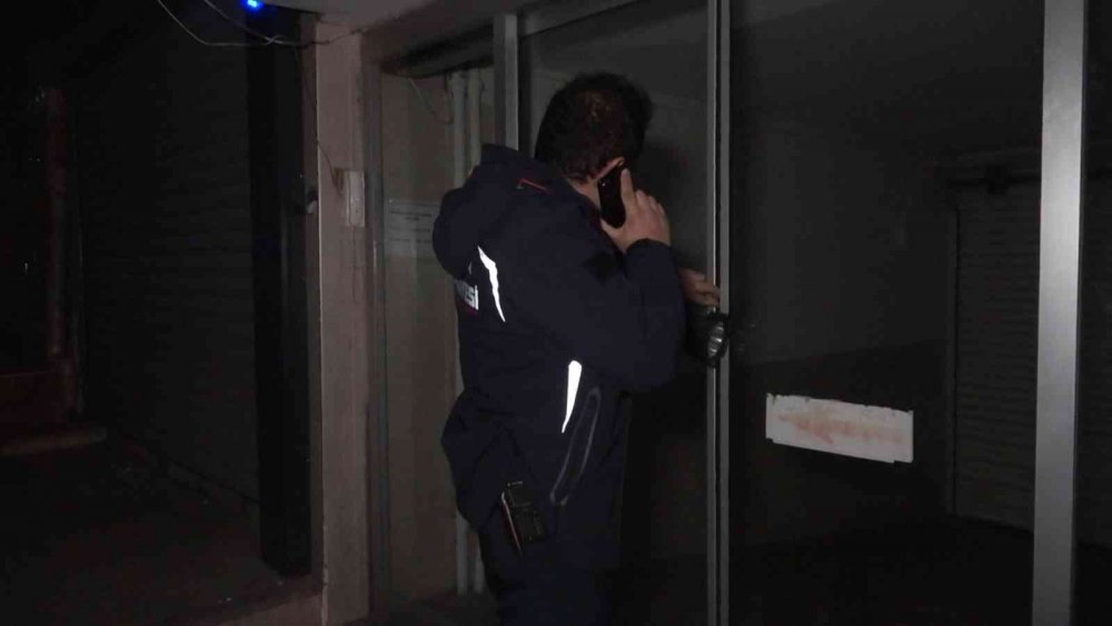 İş yerinde uyuyakalınca polis ve itfaiye ekiplerini ayağa kaldırdı