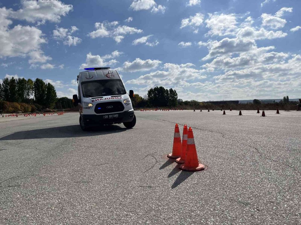 Türkiye’nin en hızlı ambulans şoförleri bu eğitimlerle yetişiyor