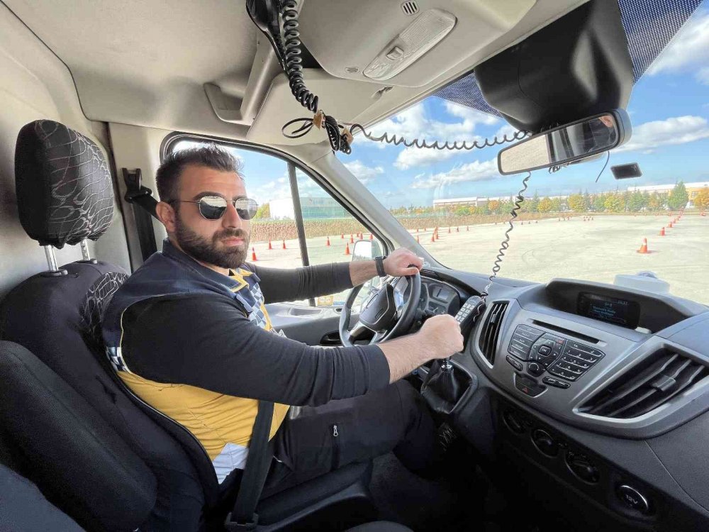 Türkiye’nin en hızlı ambulans şoförleri bu eğitimlerle yetişiyor