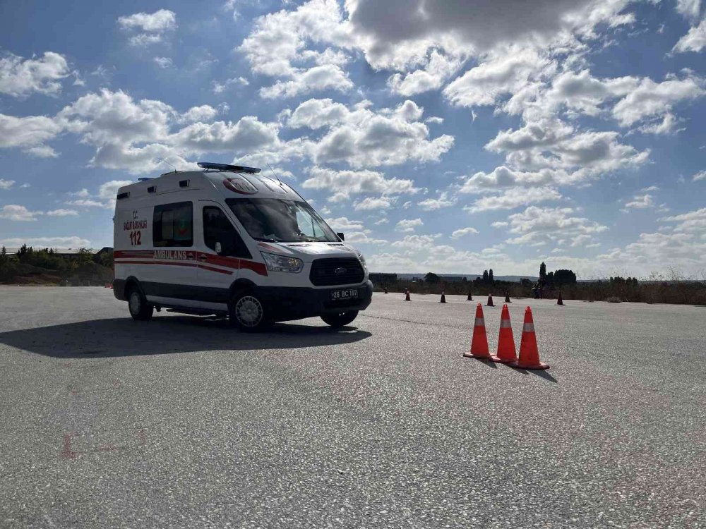 Türkiye’nin en hızlı ambulans şoförleri bu eğitimlerle yetişiyor