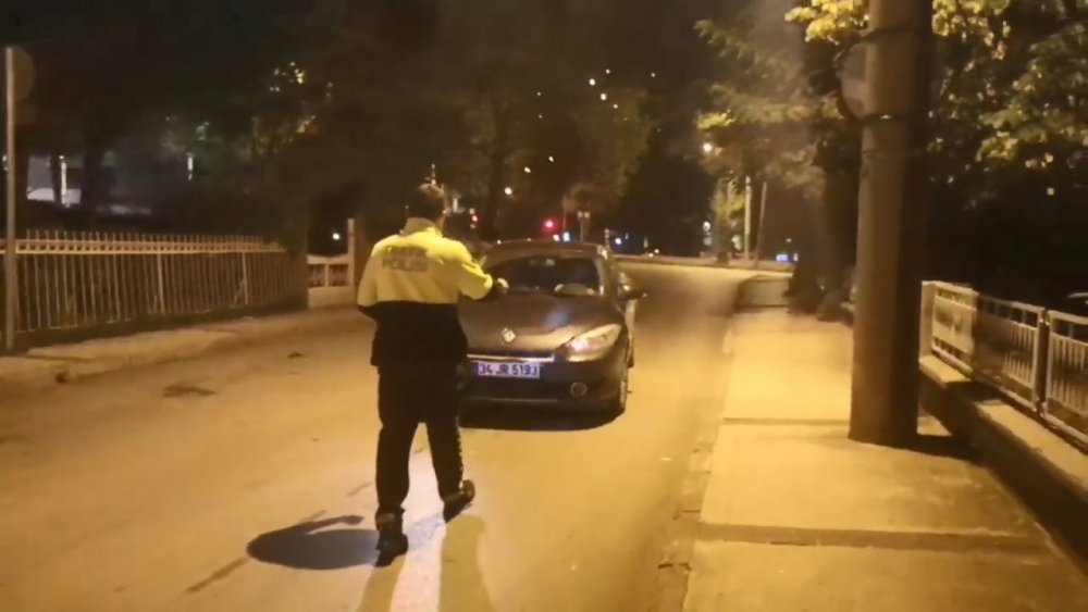 Uygulama noktasında polisi gören sürücü böyle kaçtı