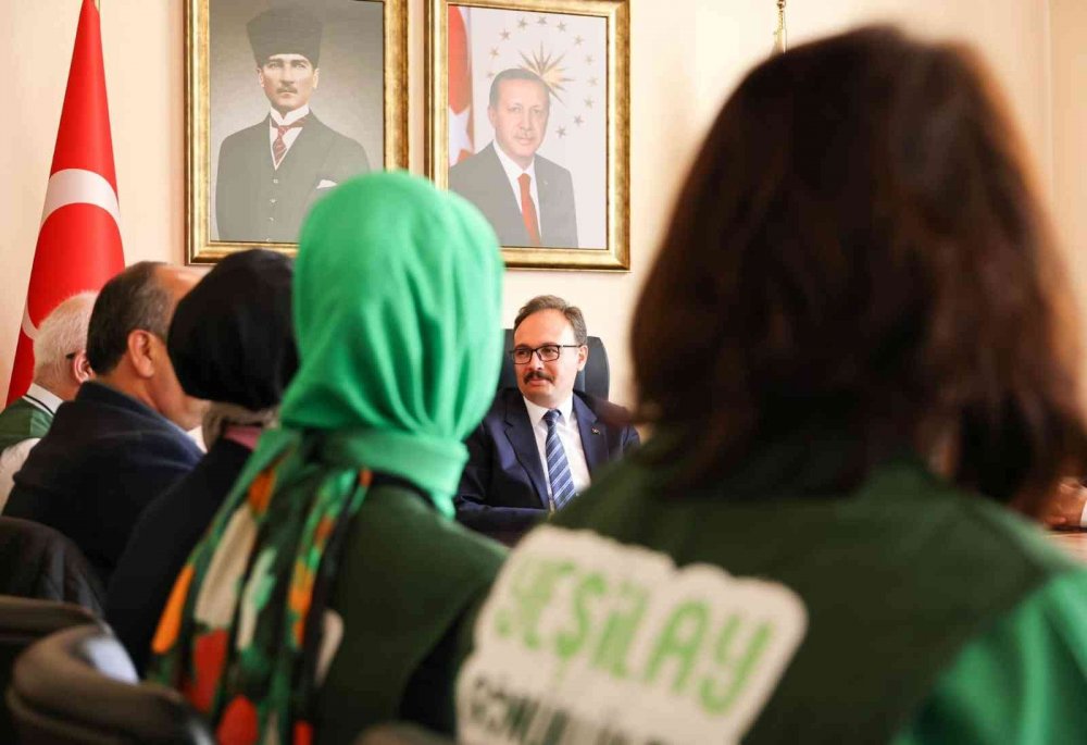 Yeşilay elçisi olan esnaflar belgelerini aldı