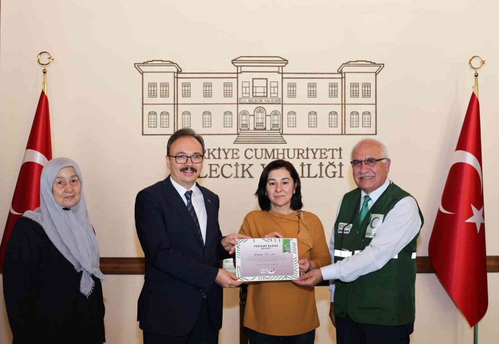 Yeşilay elçisi olan esnaflar belgelerini aldı