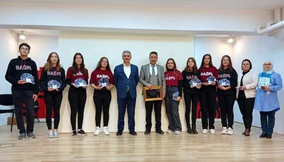 Başarılı öğrenciler arkadaşlarına başarının sırrını anlattı