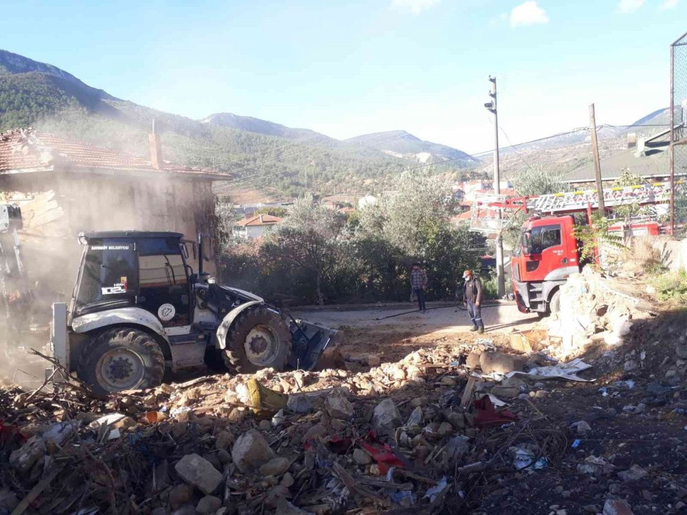 Bayırköy’de metruk binalar tek tek yıkılıyor