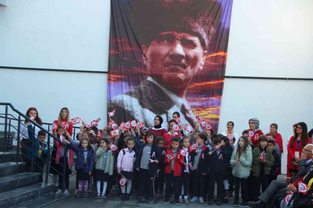 Öğrencilerden "Cumhuriyet’in İlanı" gösterisi