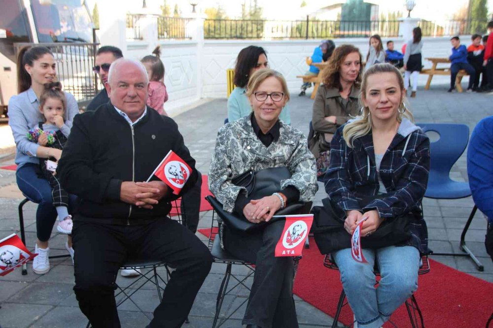 Öğrencilerden "Cumhuriyet’in İlanı" gösterisi