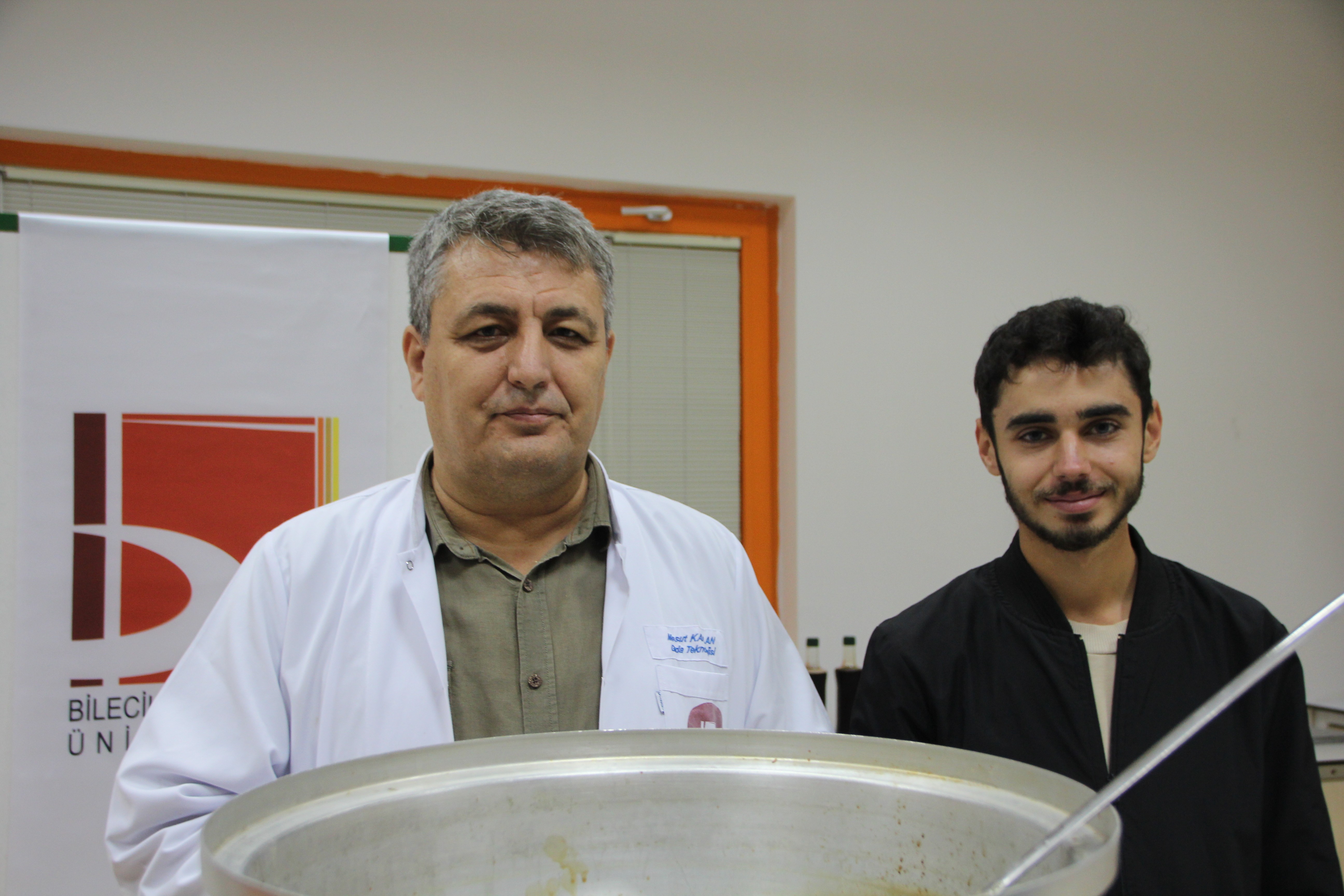 osmanli-sarayinin-nar-ihtiyacinin-yarisini-karsilayan-bilecikte-nar-pekmezi-yapiliyor-001.jpg