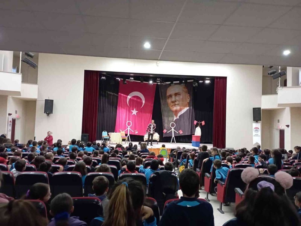 Söğüt’te Cumhuriyet konulu tiyatro düzenlendi