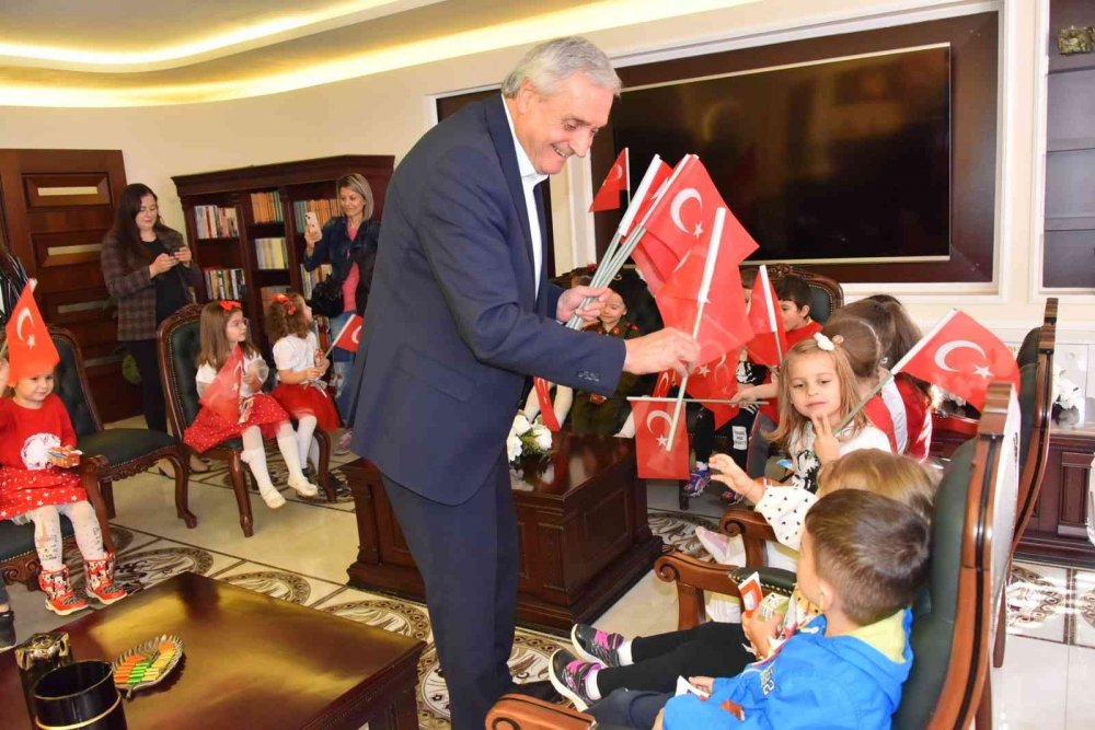 Miniklerden Başkan Bakkalcıoğlu’na bayram kutlaması