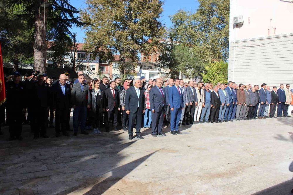Osmaneli’de Cumhuriyet coşkusu çelenk sunumu ile başladı