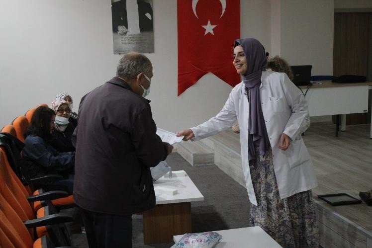 Diyabet okulundan mezun olanlara diplomaları verildi