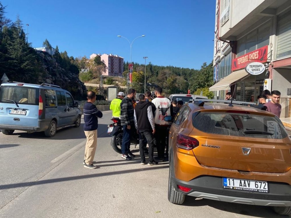 Motosiklet yayaya çarptı: 2 yaralı