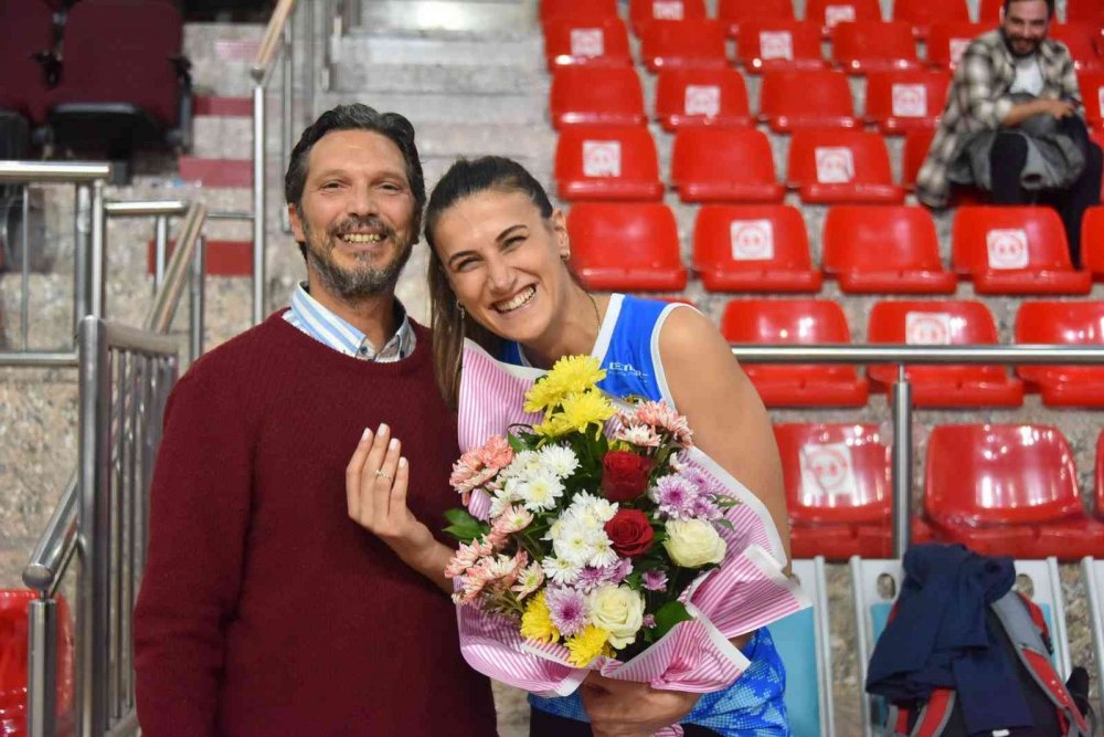 Saha içinde sürpriz evlilik teklifi