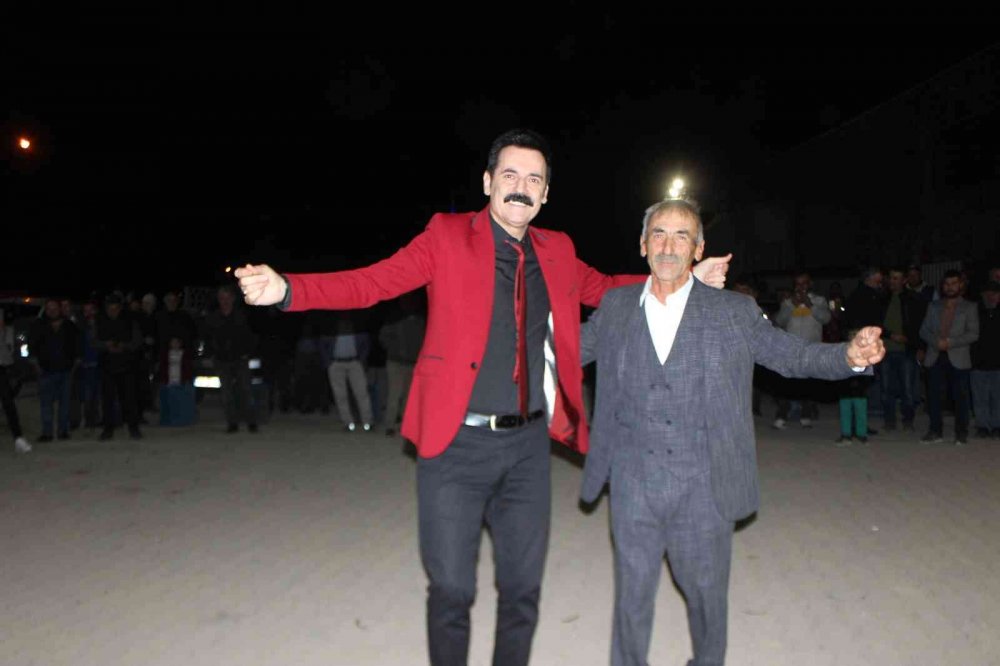 Bolulu Ramazan Çelik, Osmaneli’ndeki düğünde misafirleri coşturdu