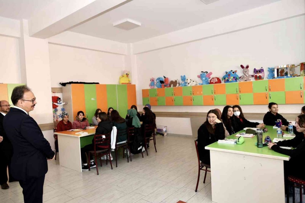 Vali Kızılkaya, bayrak törenine katıldı