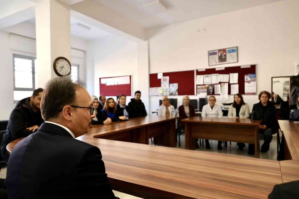 Vali Kızılkaya, bayrak törenine katıldı