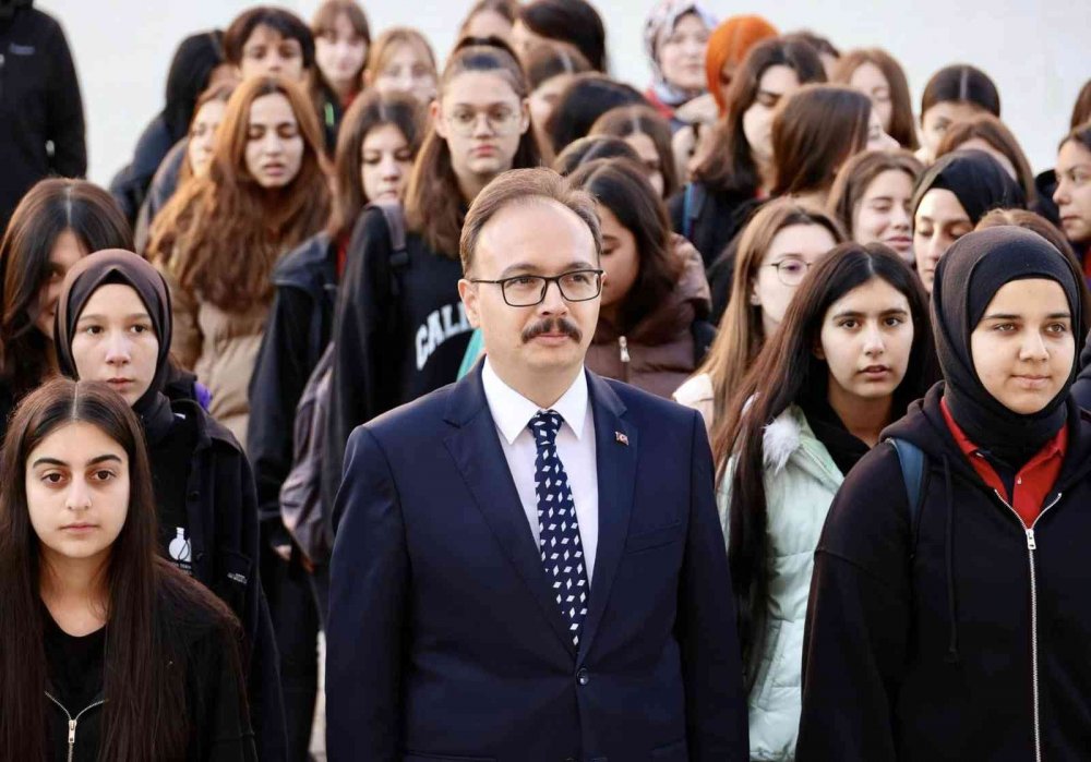 Vali Kızılkaya, bayrak törenine katıldı