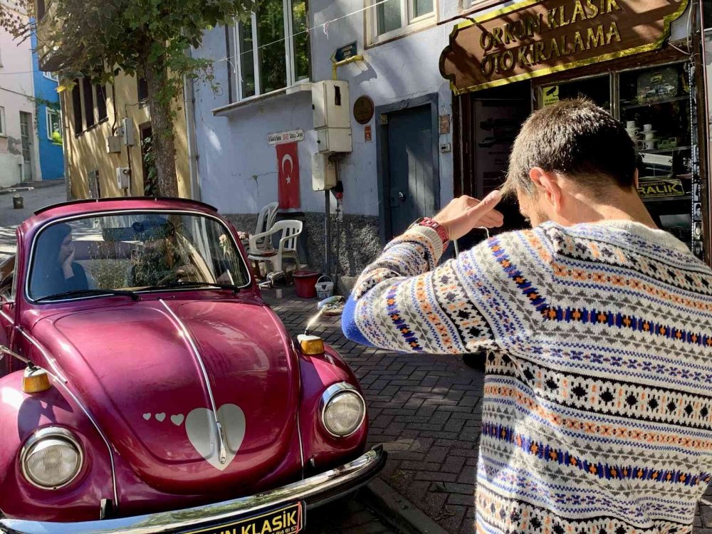 Sokakları süsleyen klasik araçlar adeta geçmişe yolculuk yaptırıyor