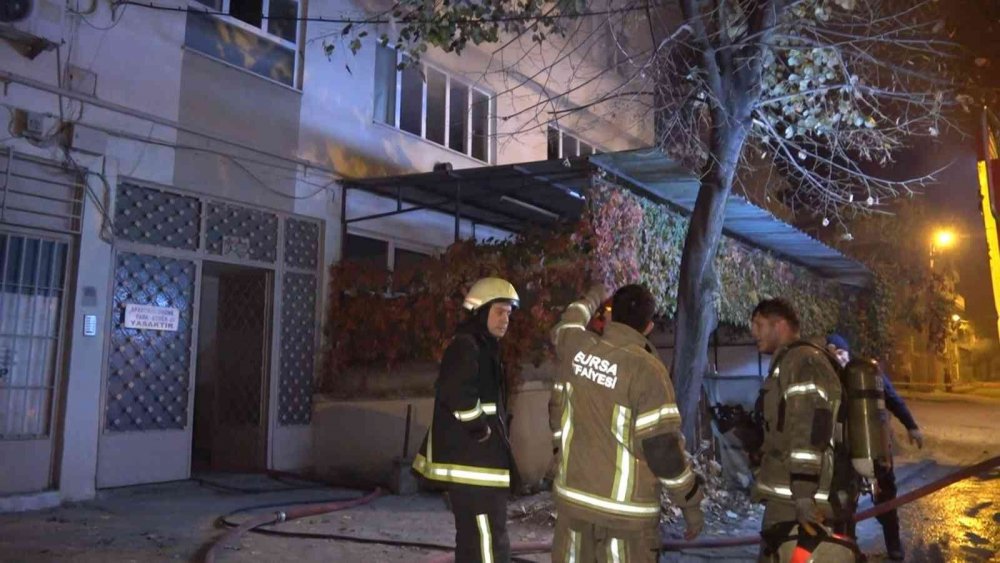 Eşiyle tartışan adam kaldığı daireyi ateşe verdi