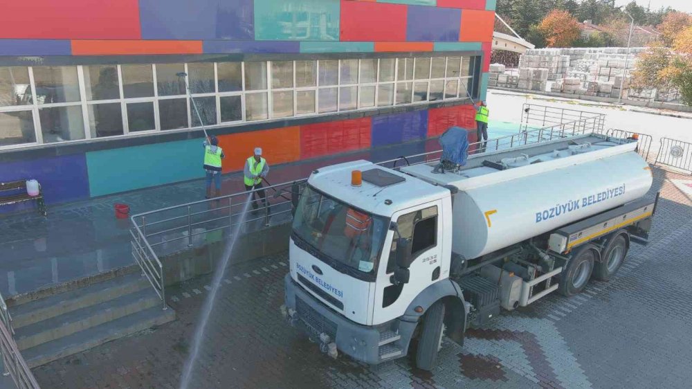 Kapalı pazarda temizlik çalışmaları