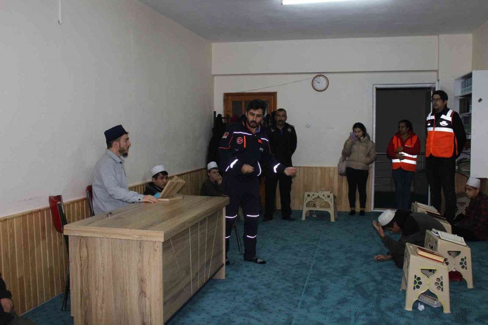 Kur’an kurslarında eğitim gören öğrencilere deprem ve tahliye tatbikatı yapıldı