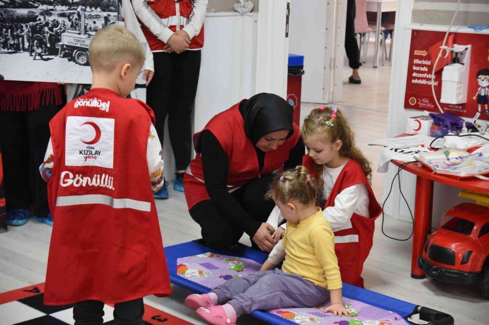 Türk Kızılay’ı gönüllüleri minik öğrencileri ziyaret etti