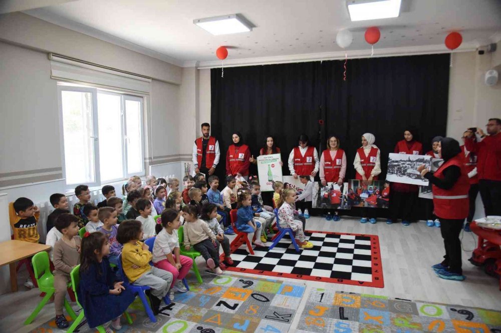 Türk Kızılay’ı gönüllüleri minik öğrencileri ziyaret etti