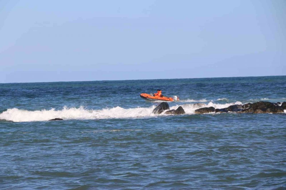 Denizde kaybolan şahsı ekipler didik didik arıyor