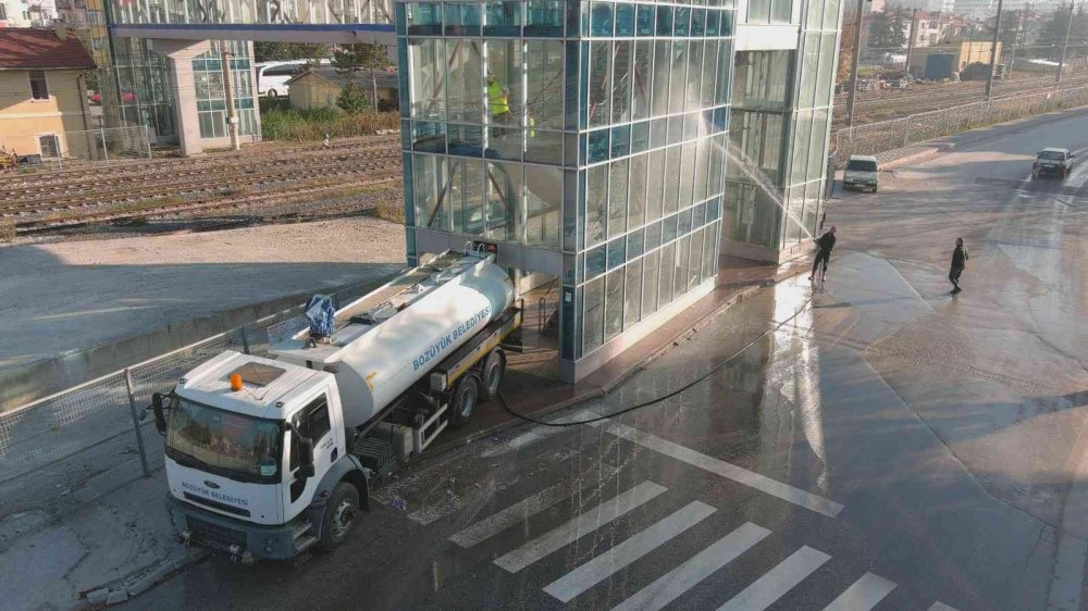 Otogarda ve üst geçitte temizlik mesaisi