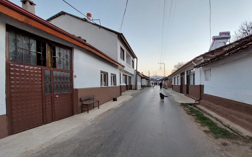 Kınık köyünün sokakları göz kamaştırıyor