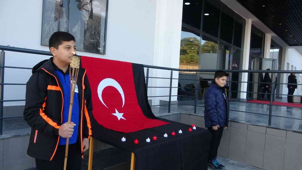 Atatürk’ü zeybek oynarken canlandıran kız öğrenci büyük beğeni topladı