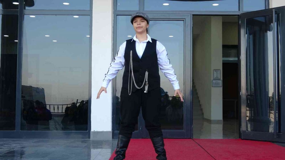 Atatürk’ü zeybek oynarken canlandıran kız öğrenci büyük beğeni topladı