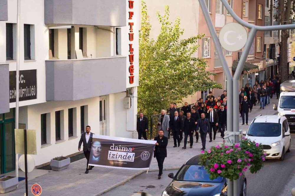 Belediye çalışanları Atatürk’ü anmak için Cumhuriyet Meydanı’na kadar yürüdü