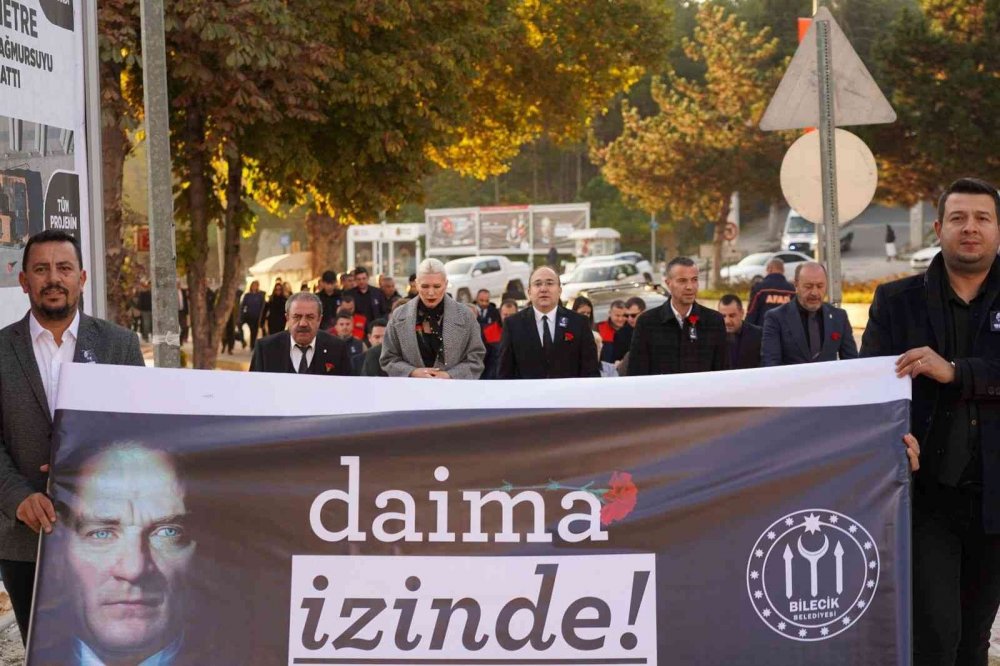Belediye çalışanları Atatürk’ü anmak için Cumhuriyet Meydanı’na kadar yürüdü