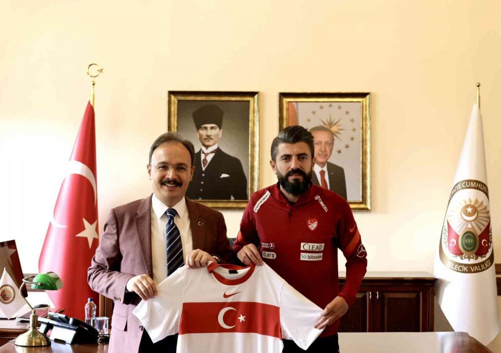 Vali Kızılkaya, Bilecik’in gurur kaynağı kaleciyi kutladı